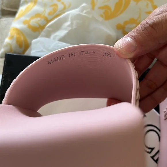 Mcm pink rubber slide - Picture 6 of 8